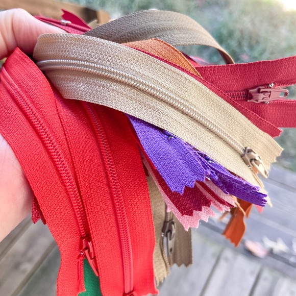 23 Zippers Bundle of Plastic Sewing Zippers for Projects. Various Sizes/Colors - Picture 3 of 11